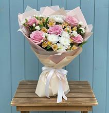 Букет цветов из:  Гвоздики, Орхидеи и Розы в Верхней Максаковке