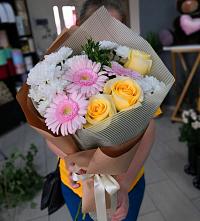 Букет цветов из:  Герберы, Розы и Хризантемы в Верхней Максаковке
