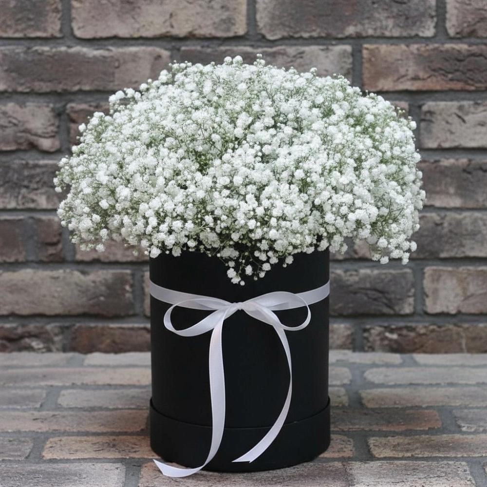 Цветочная композиция из Гипсофила в шляпной коробке в Верхней Максаковке