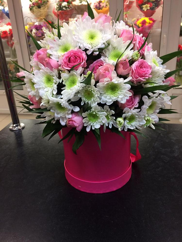 Цветочная композиция из Розы и Хризантемы в шляпной коробке в Верхней Максаковке