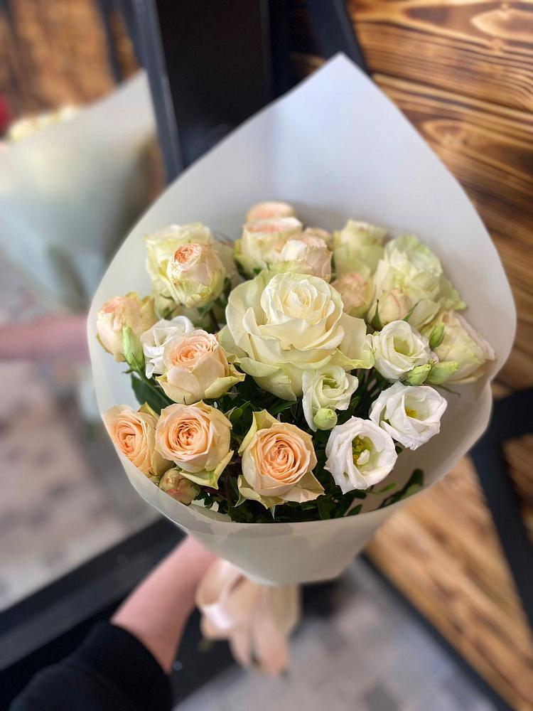 Букет цветов из: Розы и Лизиантусы в Верхней Максаковке